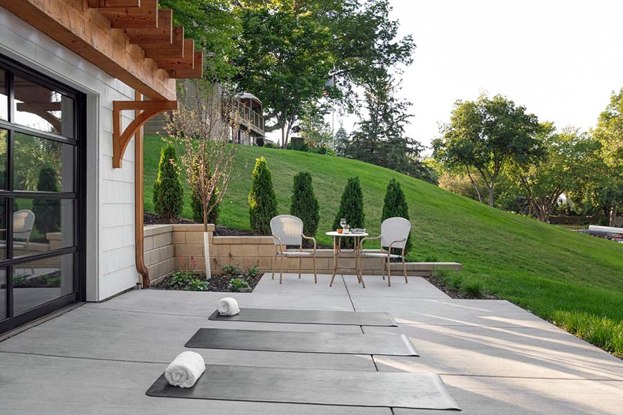 Дизайн двору біля будинку у стилі модерн