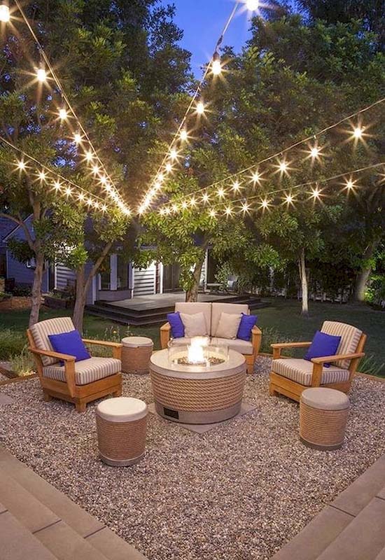 Двір зі зручною зоною відпочинку та яскравим навісним підсвічуванням