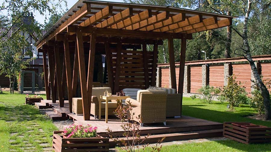 Як можна красиво розмістити на подвір'ї зону для відпочинку в альтанці