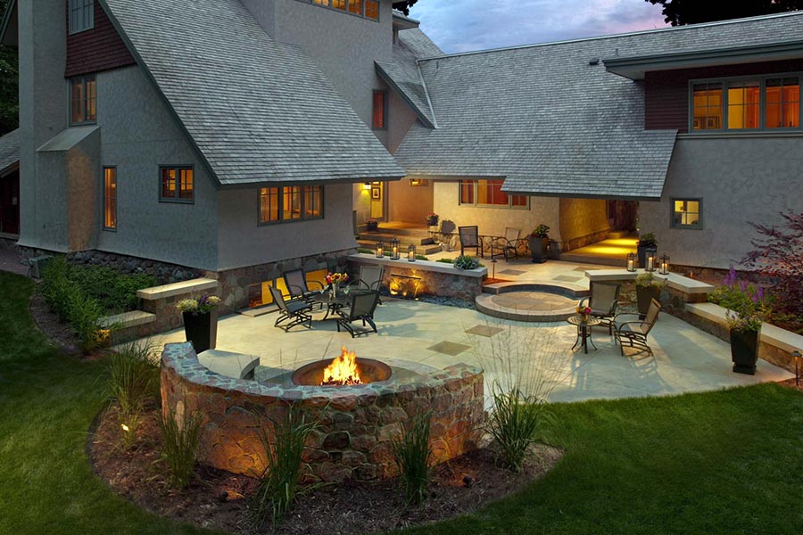 Як можна оформити велике подвір'я в кантрі-стилі