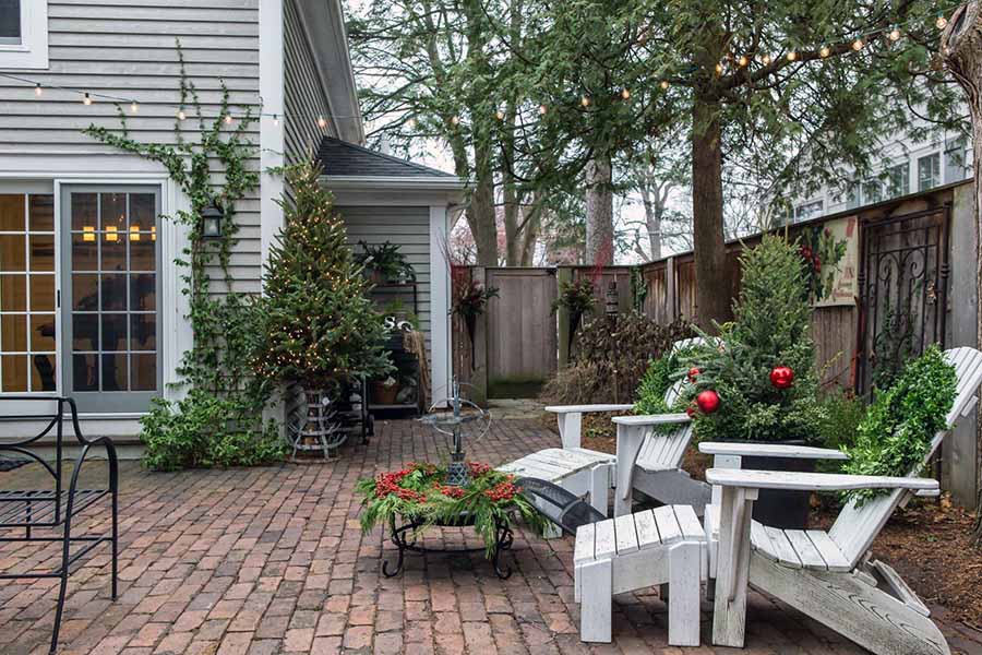 Як облаштувати заднє подвір'я будинку з невеликою кількістю рослин