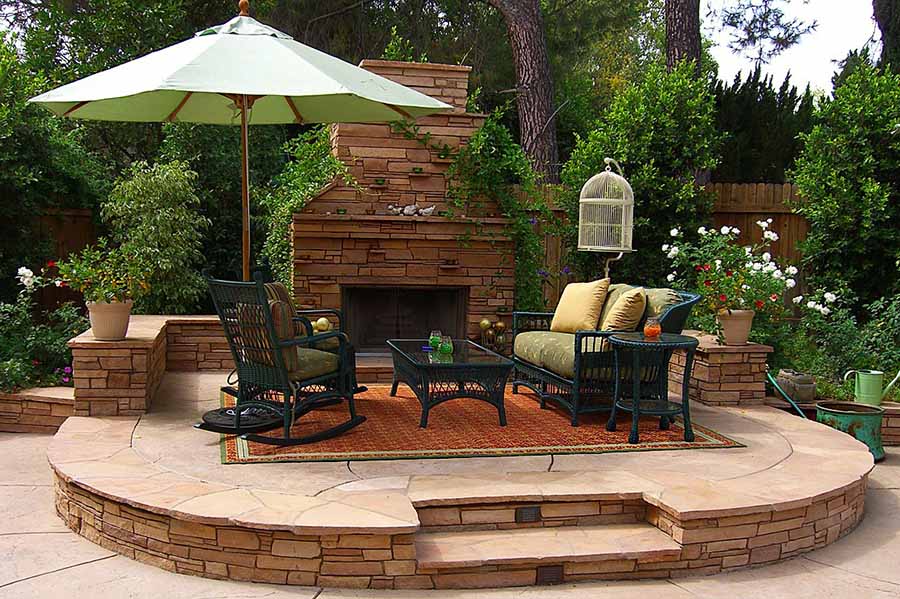 Як створити лаунж-зону з мангалом та обіднім місцем у дворі будинку