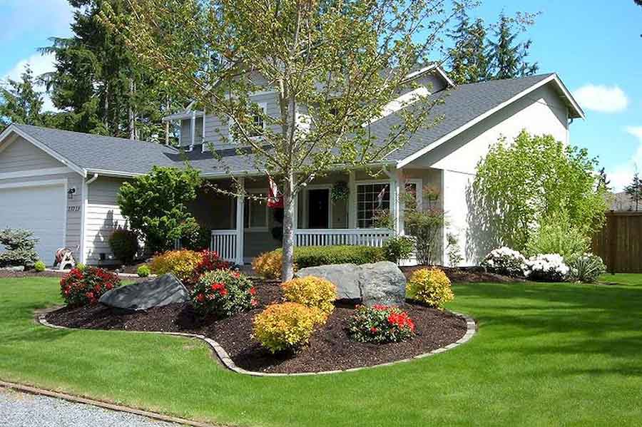 Як прикрасити переднє подвір'я приватного будинку красивими клумбами