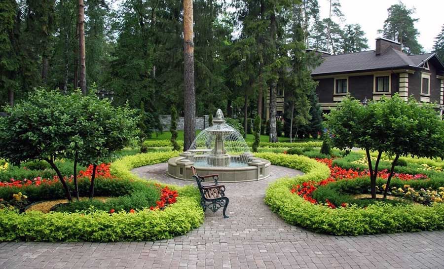 Оформлення двору у приватному будинку в англійському стилі