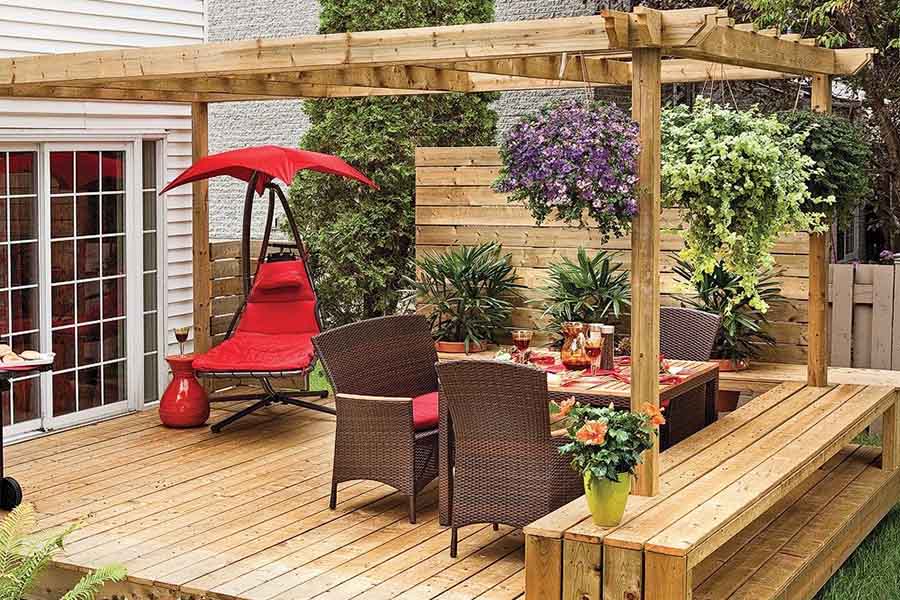 Оформлення куточку для відпочинку в альтанці у приватному дворі