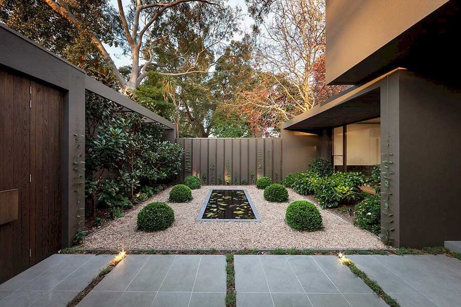 Практичний мінімалізм у дизайні двору приватного будинку