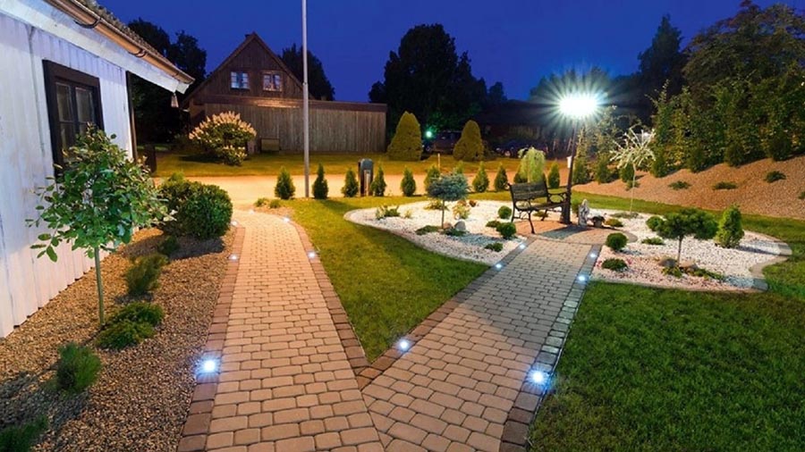 Приклад гарного освітлення у дворі будинку