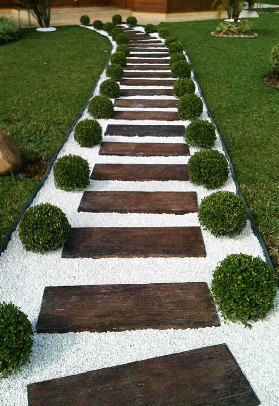 Приклад красивої доріжки із озелененням у дворі будинку