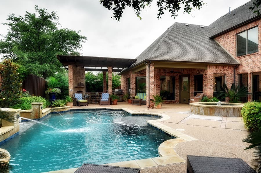 Реальний приклад дизайну двору заміського будинку з великим басейном