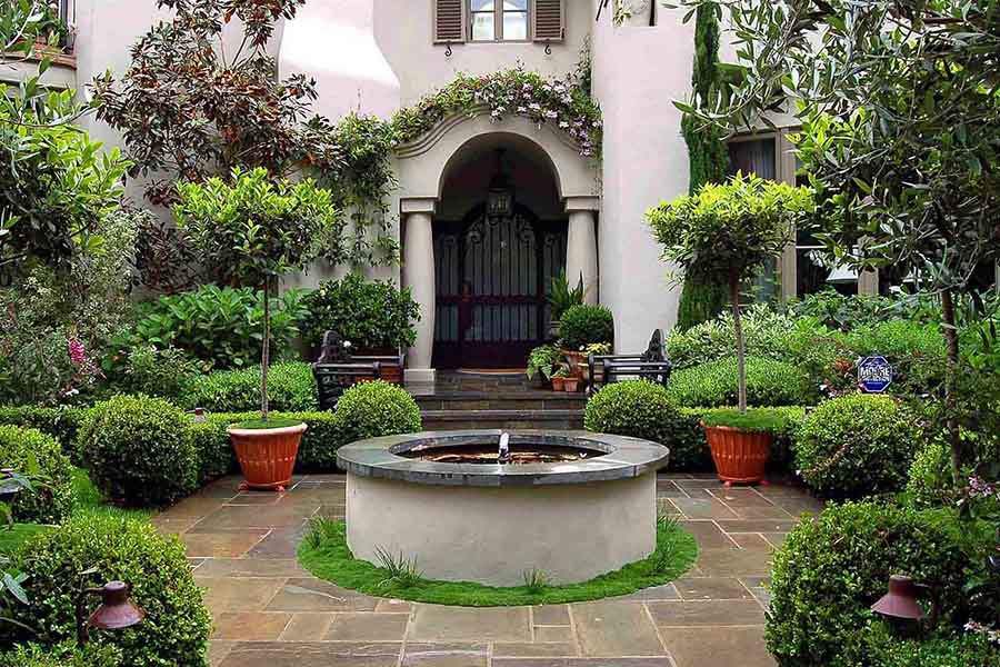 Середземноморські мотиви у дизайні двору приватного будинку