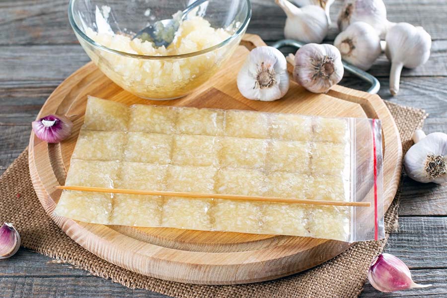 Как лучше всего хранить чеснок в измельченном виде