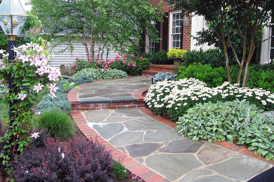 Як можна прикрасити передню частину двору приватного будинку