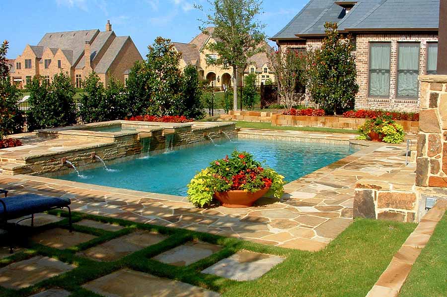 Озеленення зони з басейном у дворі приватного будинку