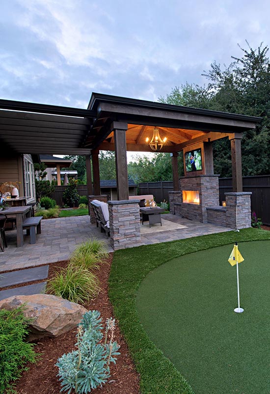 Приклад великого двору заміського будинку з полем для гольфу та альтанкою з лайнж-зоною