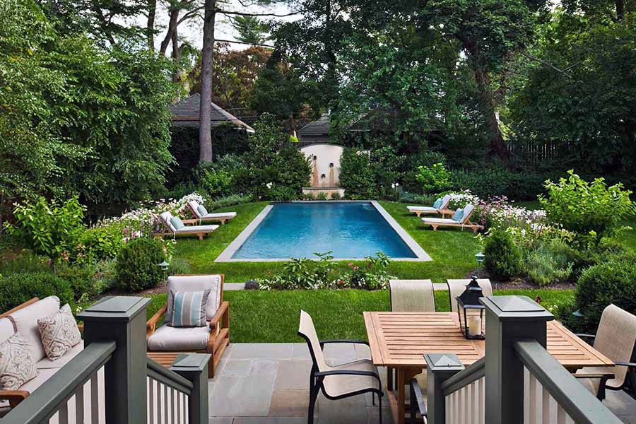 Поєднання басейну та озеленення в дизайні двору заміського будинку