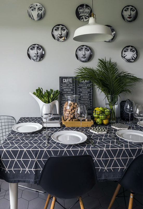 Чим можна красиво прикрасити однотонну стіну біля обіднього столу