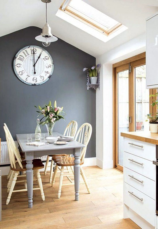 Як виділити стіну біля столу на кухні за допомогою декоративної штукатурки