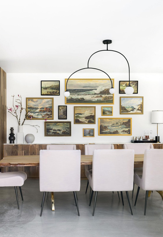 Красива стіна з картинами біля обіднього столу на кухні
