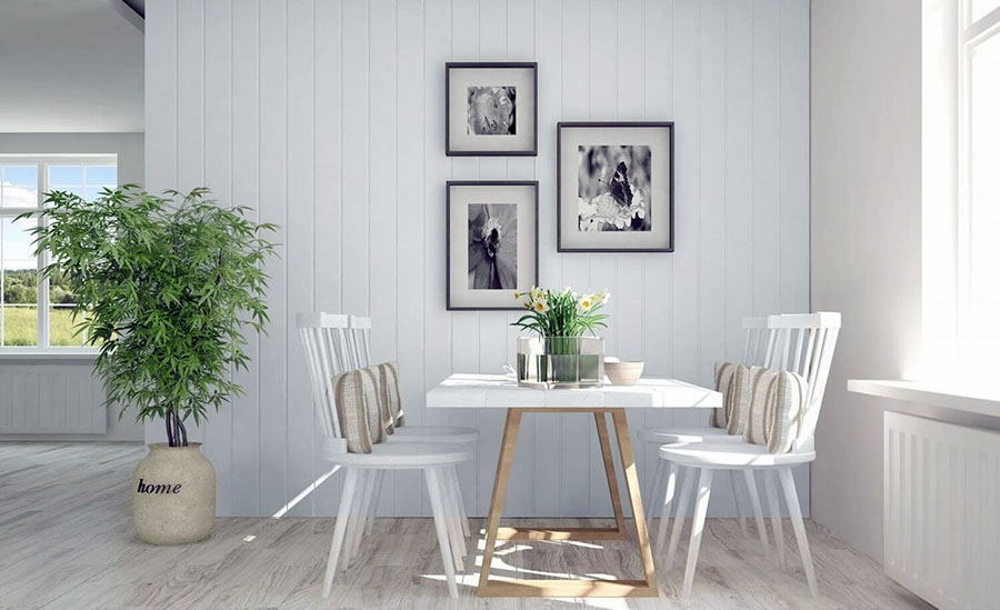 Лаконічний дизайн кухонної стіни біля столу з дерев'яним оздобленням та картинами