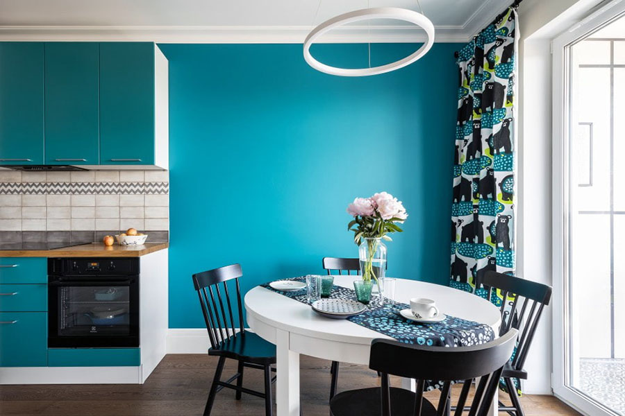 Оформлення кухонної стіни біля столу фарбою