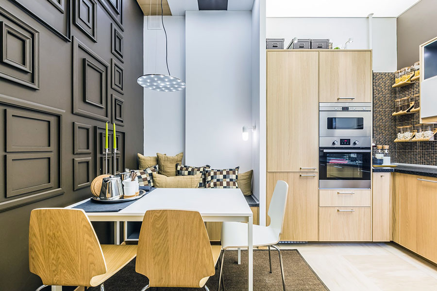 Оформлення стіни на кухні за допомогою акцентного кольору та рельєфного оздоблення