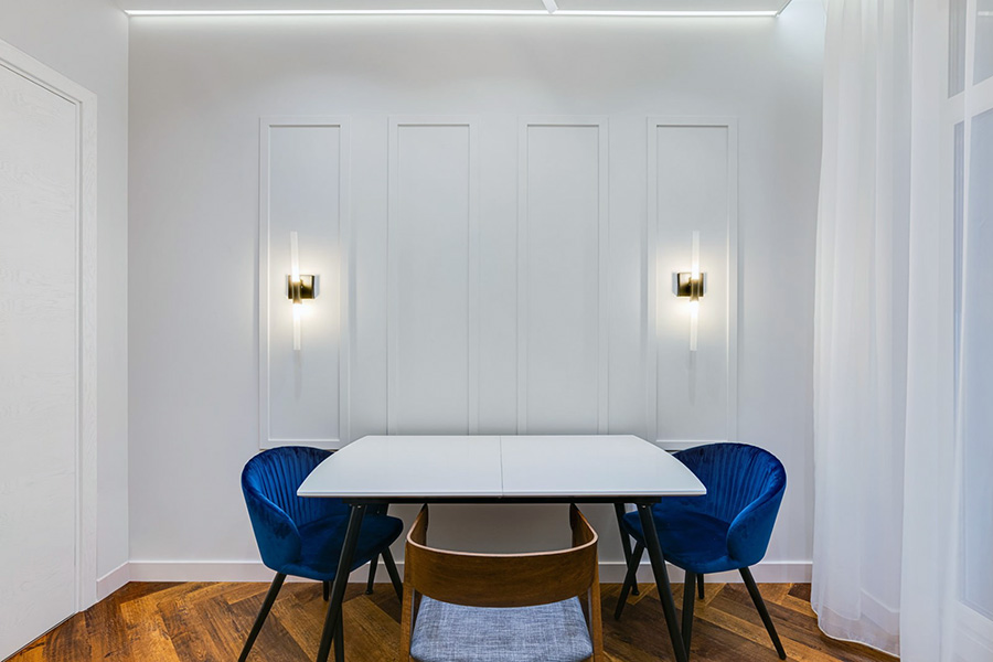 Оформлення стіни біля обіднього столу за допомогою двох світильників