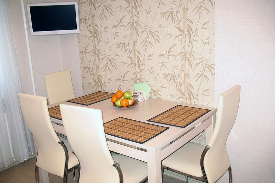 Оздоблення стіни на кухні біля столу шпалерами