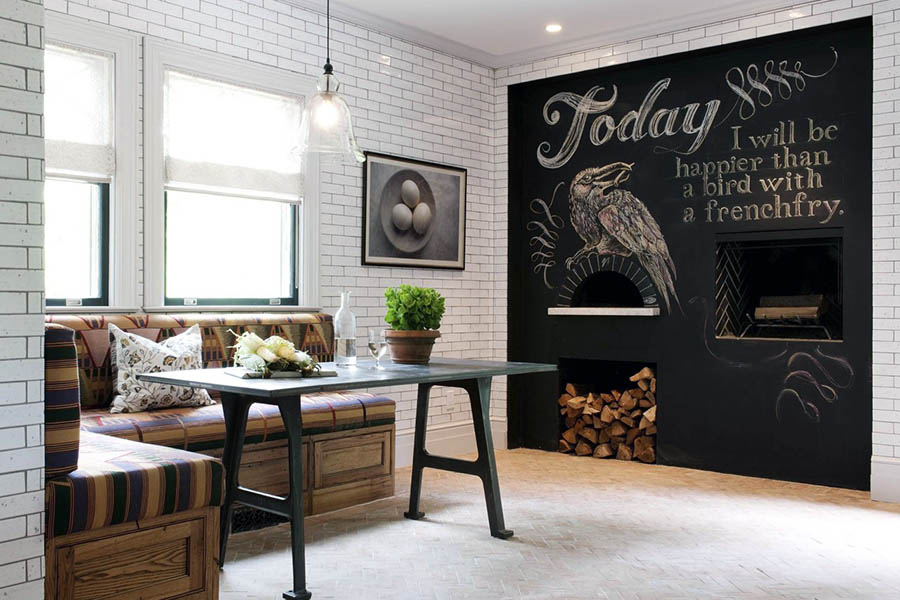 Оздоблення стіни біля обідньої зони на кухні грифельним покриттям