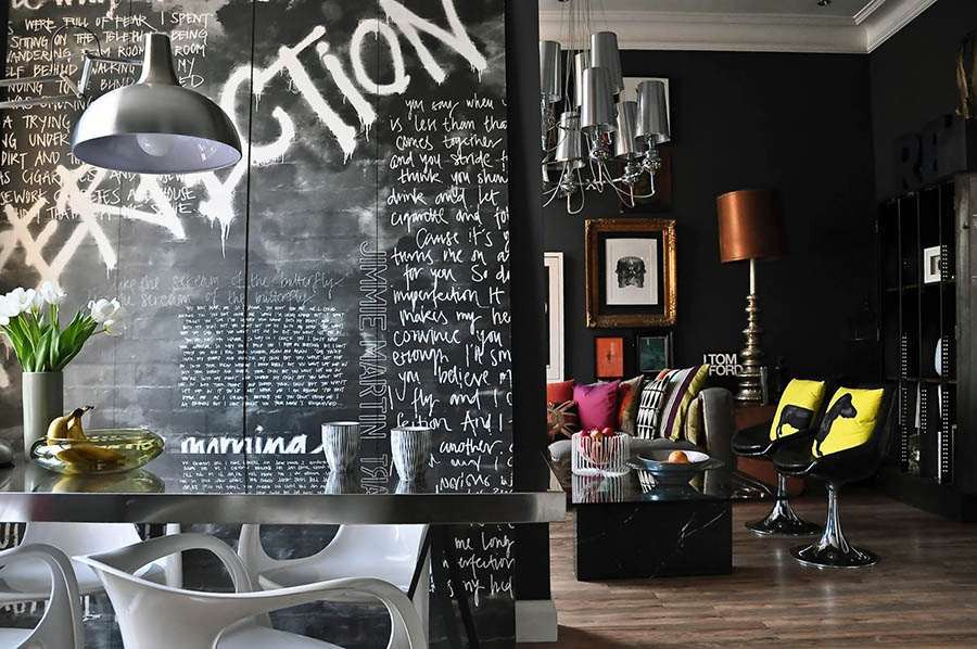 Приклад грифельної стіни біля кухонного столу