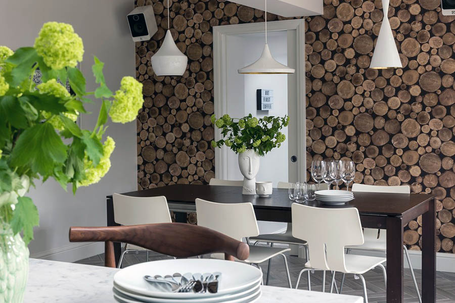 Приклад оформлення стіни біля кухонного столу у вигляді дерев'яного зрубу