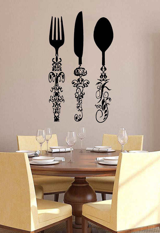 Тематичний принт на стіні біля обідньої зони на кухні