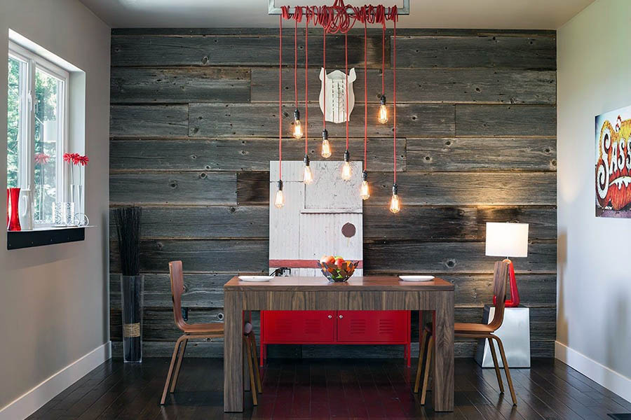 Темне дерев'яне покриття стіни в обідній зоні на кухні