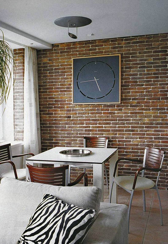 Чим можна прикрасити цегляну стіну на кухні біля столу