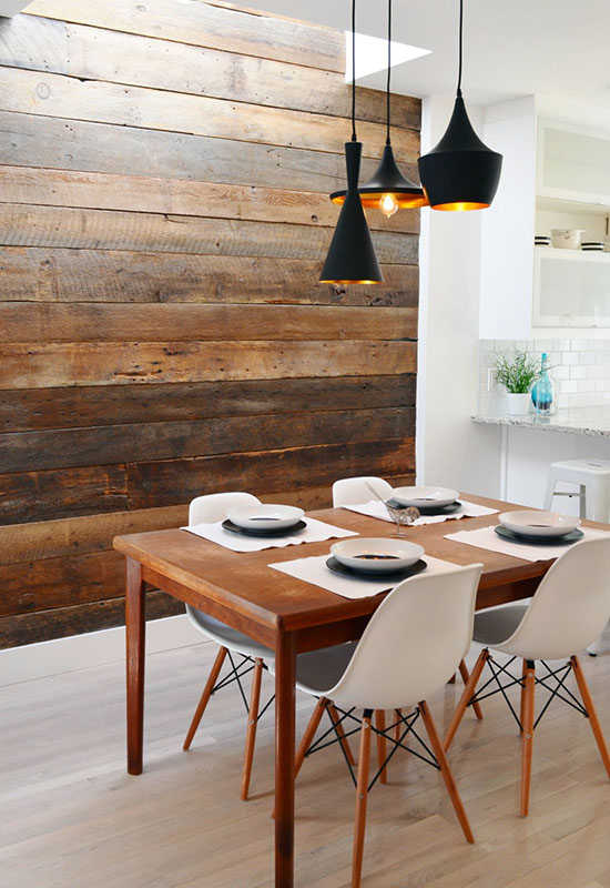 Деревянное оформление стены за обеденным столом