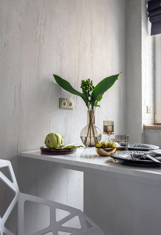 Как оформить стену на кухне возле стола декоративной штукатуркой