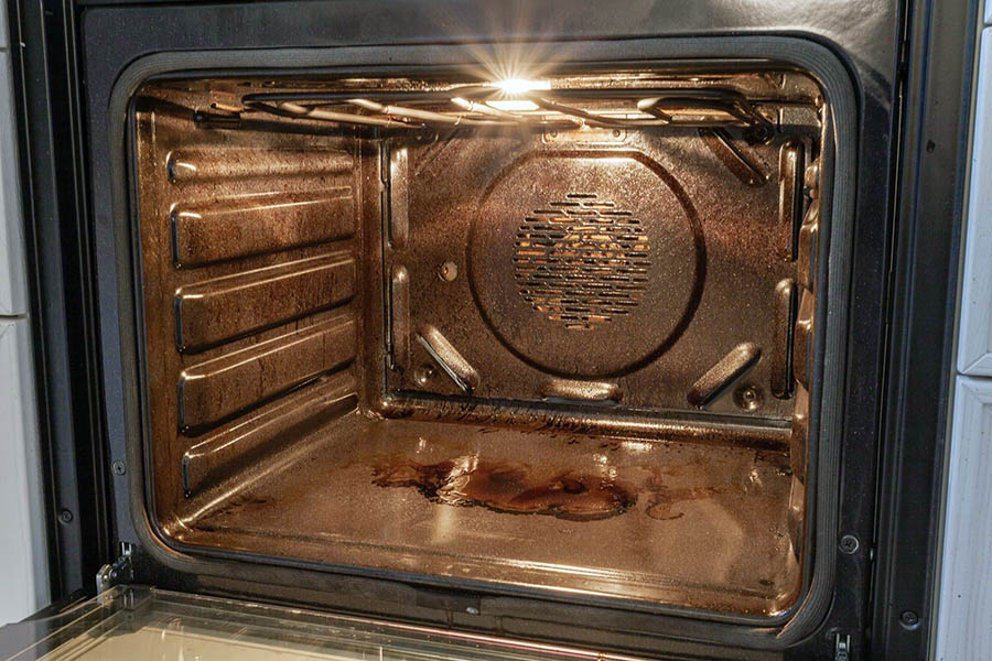 Як почистити духову шафу від жиру та нагару