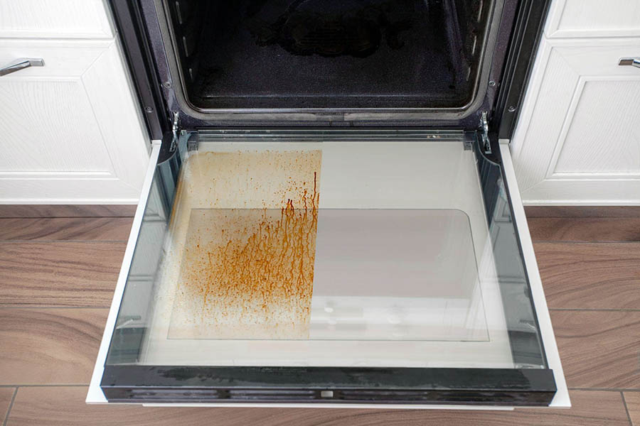 Як правильно мити духовку від нагару
