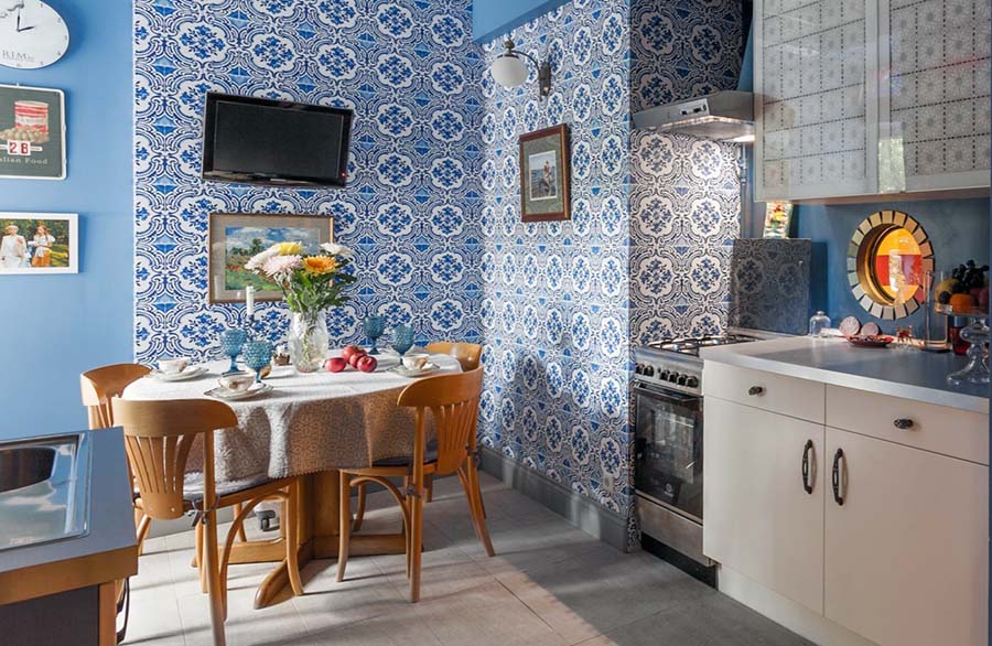 Як стильно прикрасити стіну біля обіднього столу телевізором