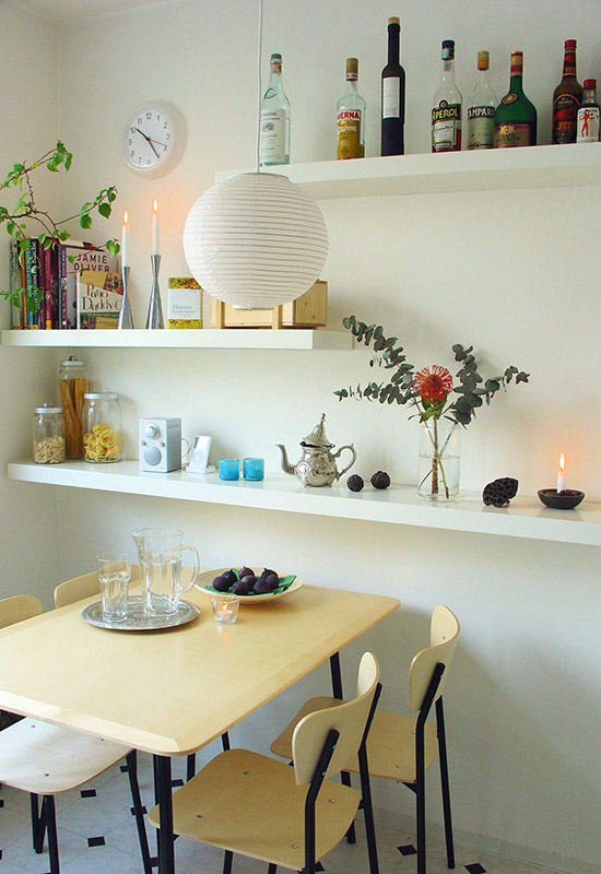 Как украсить стену на кухне над столом полками