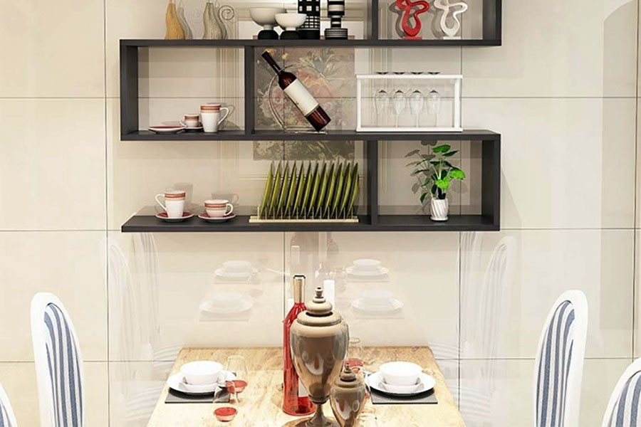 Красивая настенная полка возле обеденного стола в кухне