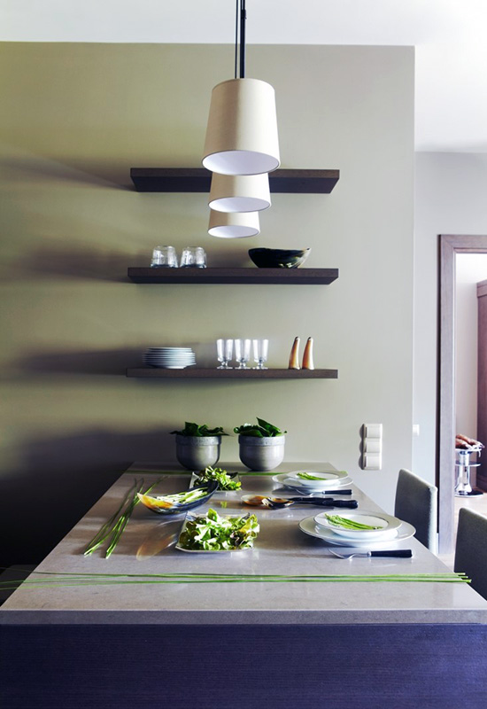 Минималистичные полки на стене возле стола в кухне