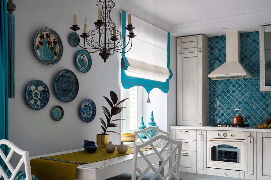 Пример акцентного декора стены возле стола в кухне