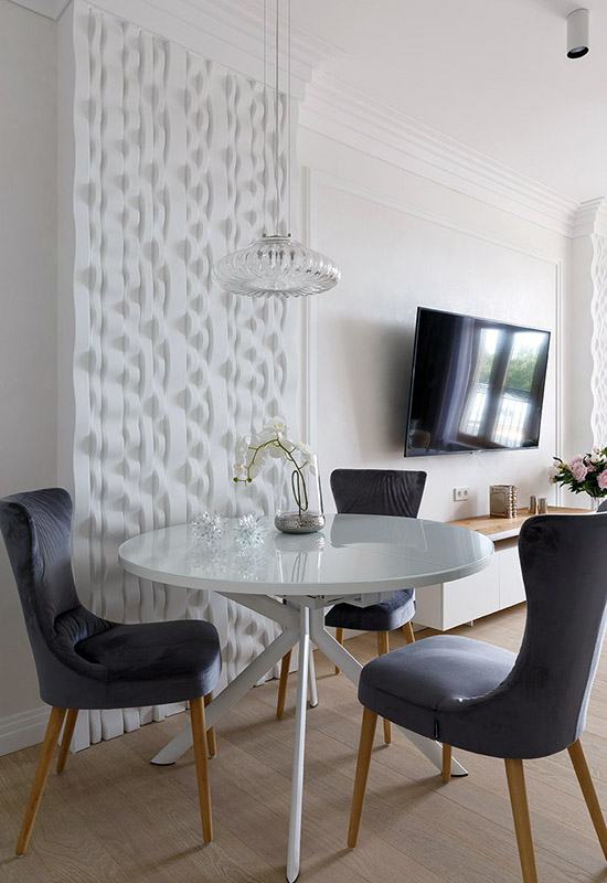 Рельефная декорация стены рядом с обеденным столом