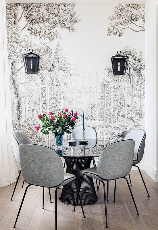 Стена с фотообоями возле обеденного стола в кухне