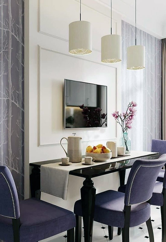 Стена с телевизором возле стола в обеденной зоне