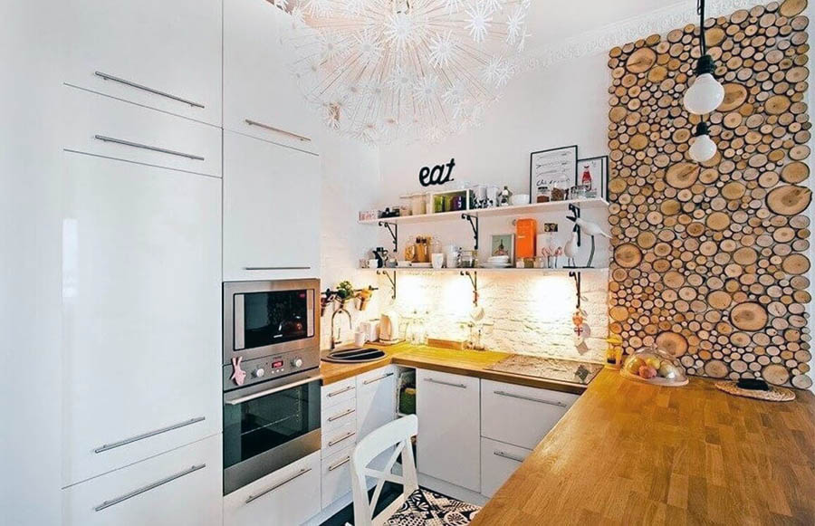 Удобная и красивая отделка стены около столовой зоны в кухне