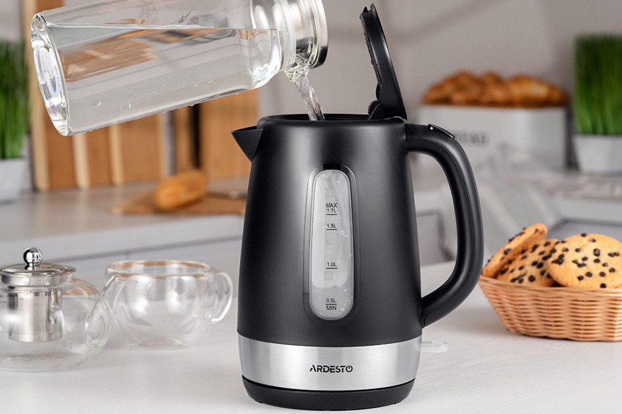 Переваги та недоліки пластикового електрочайника