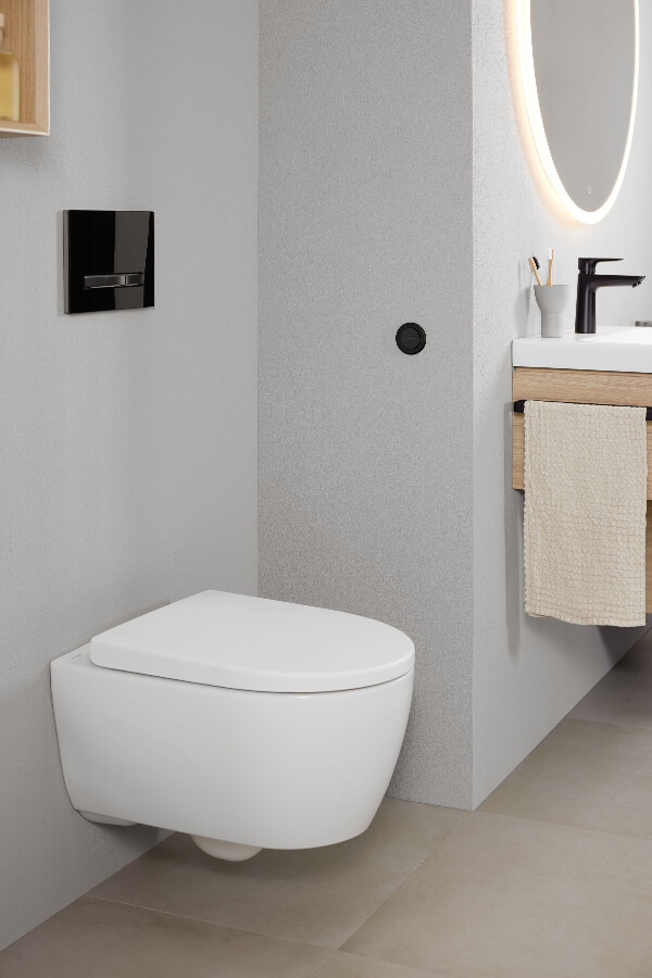 Ванна кімната  з підвісним унітазом Geberit iCon та клавішею Type10 чорний мат