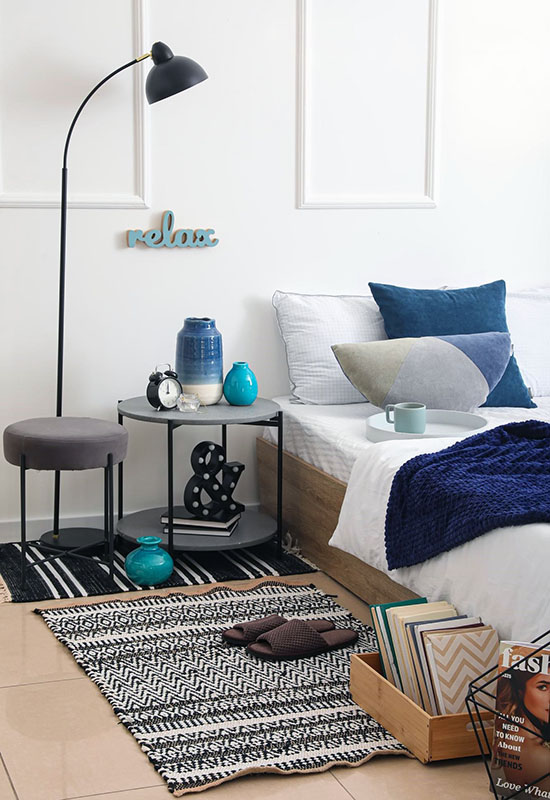 Хороше поєднання двох килимів різного стилю у спальні