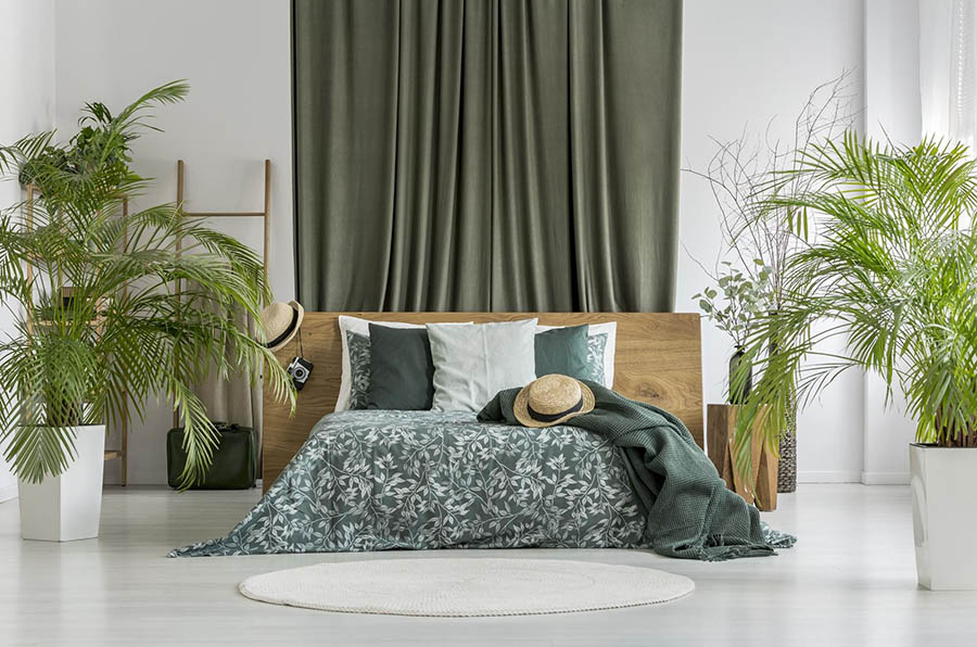 Модный ковер у кровати в спальне 